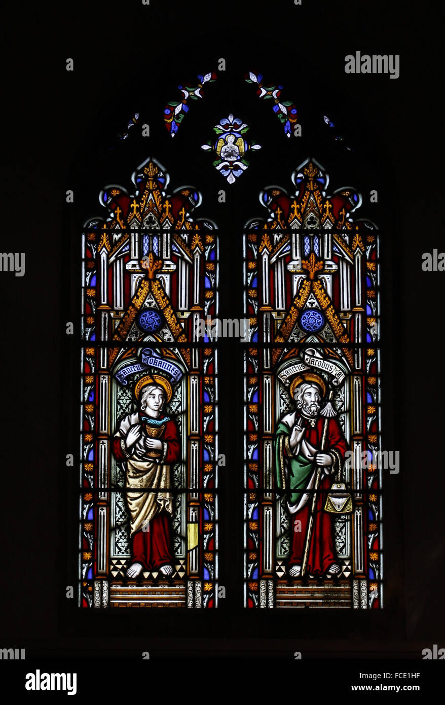 Glasfenster von William Warrington mit Darstellungen von Aposteln, St John und St James the Great, All Saints Church, Beighton, Norfolk Stockfoto