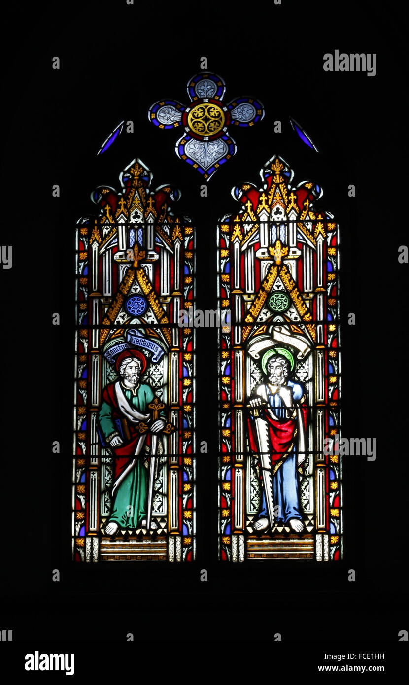 Glasfenster von William Warrington mit Darstellungen von Aposteln, St Matthew und St Simon Stockfoto