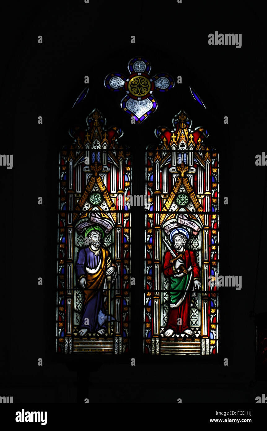 Glasfenster von William Warrington mit Darstellungen der Apostel St Matthew und St Jude oder Thaddäus, All Saints Church, Beighton, Norfolk Stockfoto