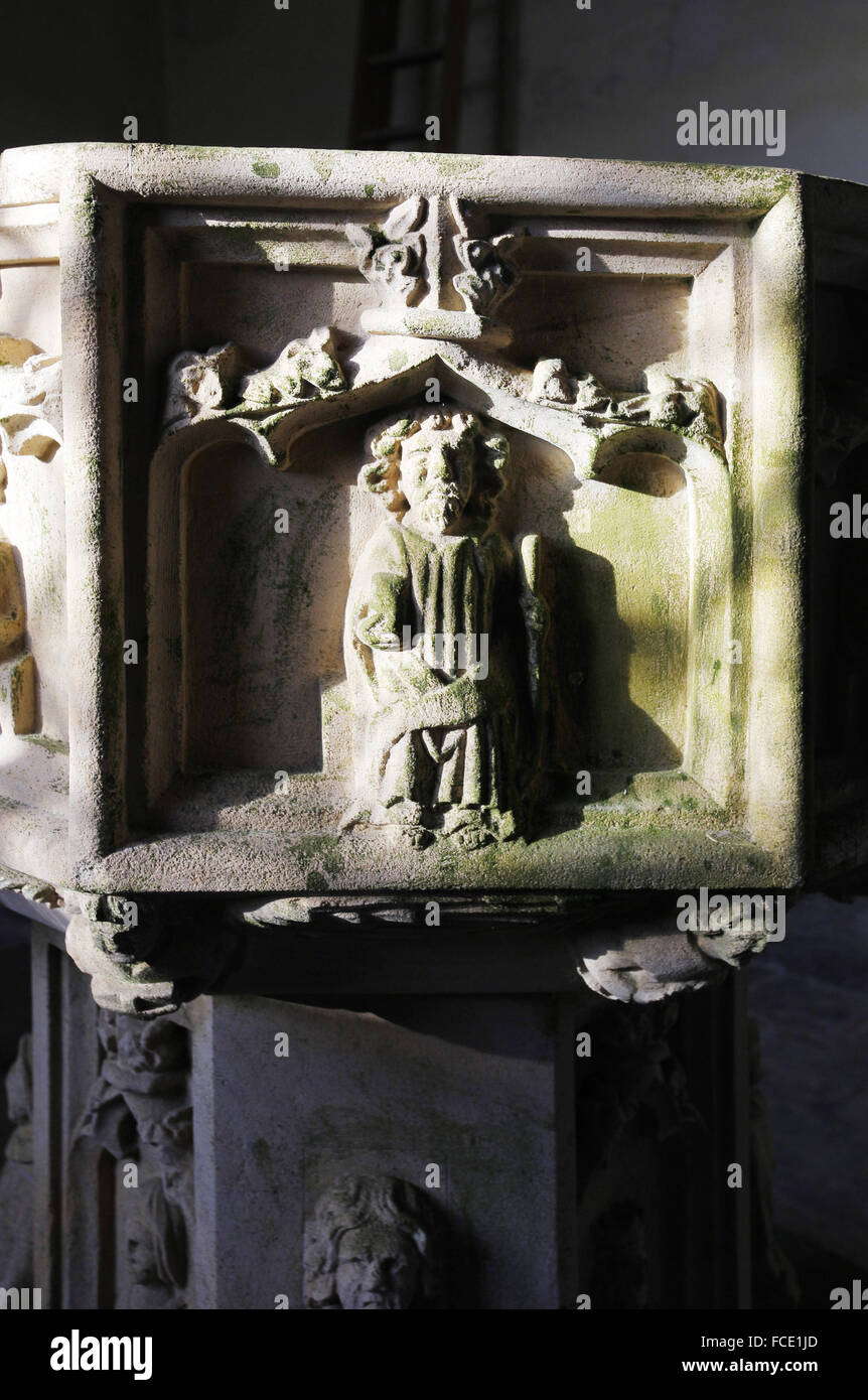 Detail aus dem Steinfont aus dem 15. Jahrhundert mit Schnitzereien der Apostel, St. Nicholas Church, Buckenham, Norfolk Stockfoto