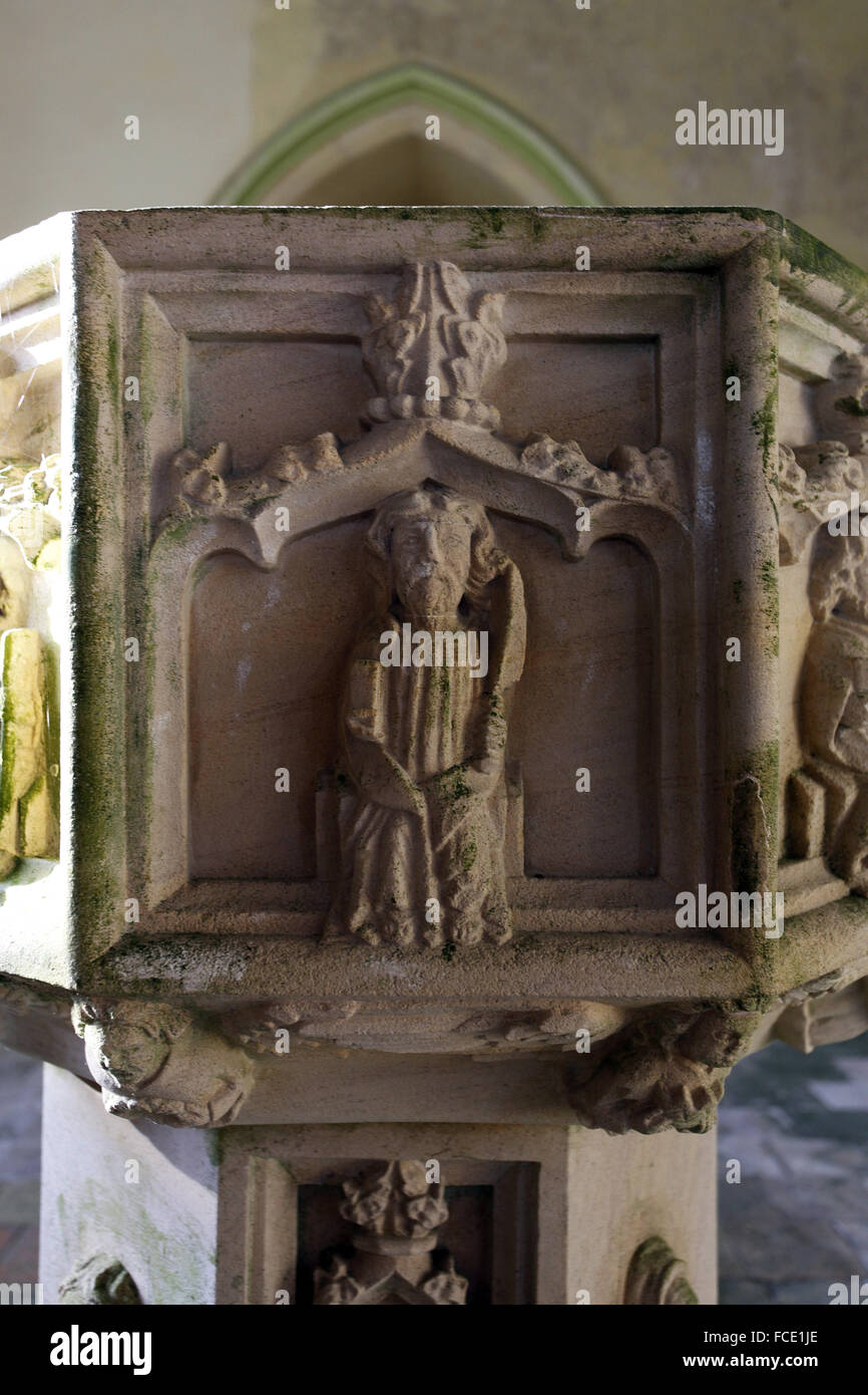 Detail aus Steinfont aus dem 15. Jahrhundert mit Schnitzereien der Apostel, möglicherweise St. Bartholomäus mit volleren Messer, St. Nicholas Church, Buckenham, Norfolk Stockfoto