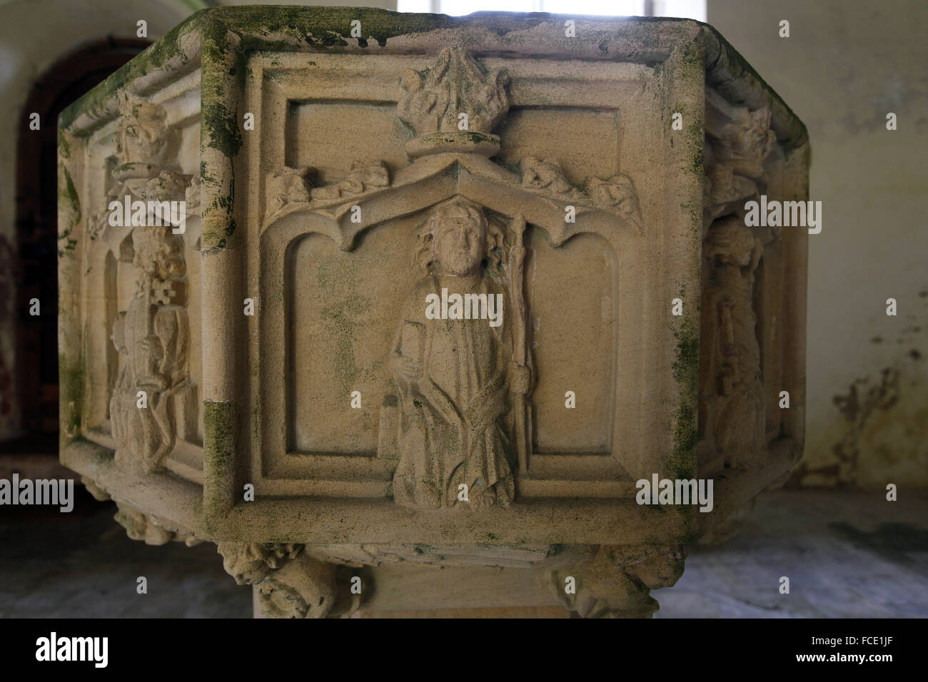Detail aus dem Steinfont aus dem 15. Jahrhundert mit Schnitzereien der Apostel, möglicherweise St. Thomas mit einem Speer, St. Nicholas Church, Buckenham, Norfolk Stockfoto
