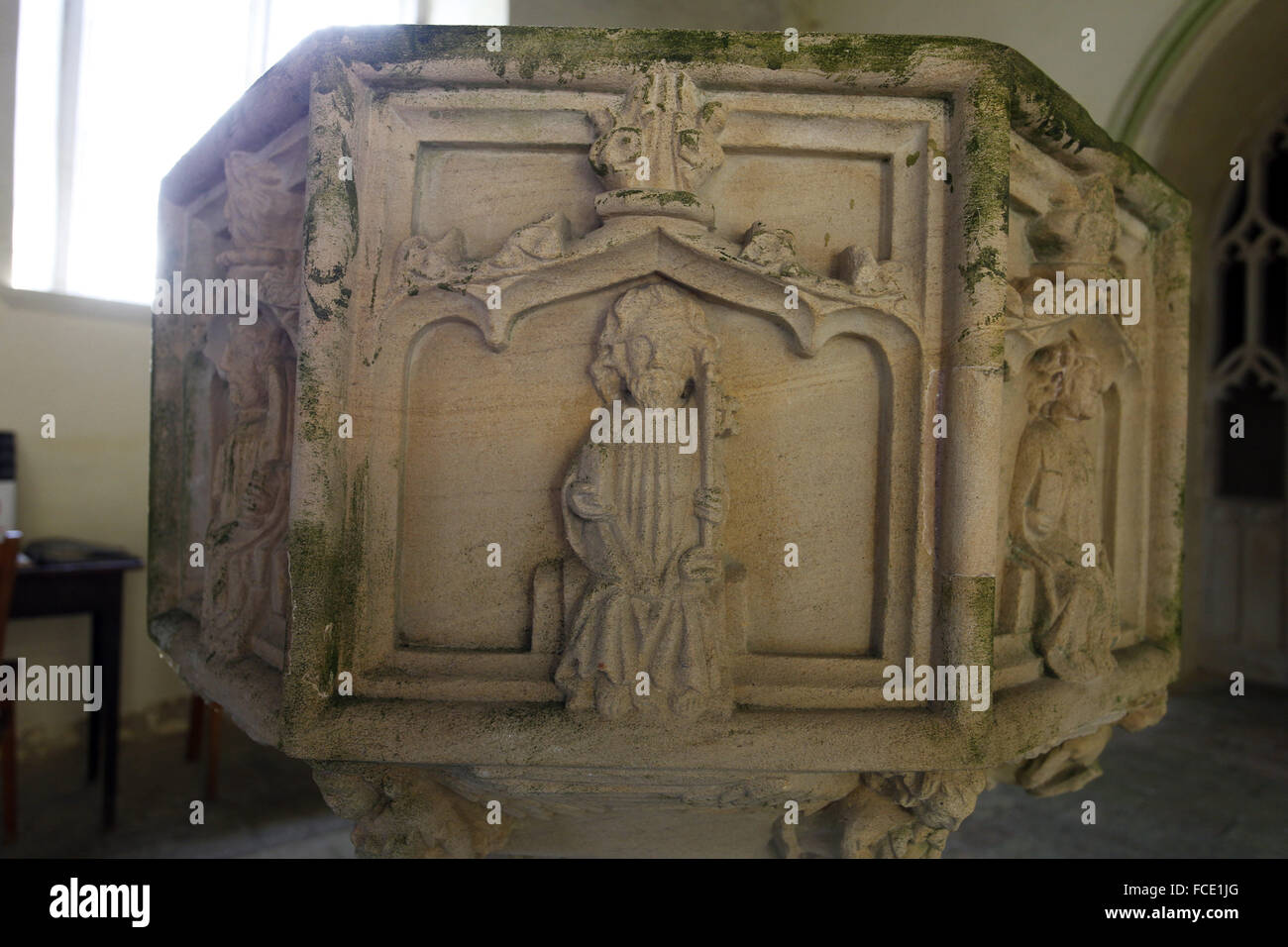 Detail aus dem Steinfont aus dem 15. Jahrhundert mit Schnitzereien der Apostel, St. Peter, St. Nikolaus Kirche, Buckenham Stockfoto