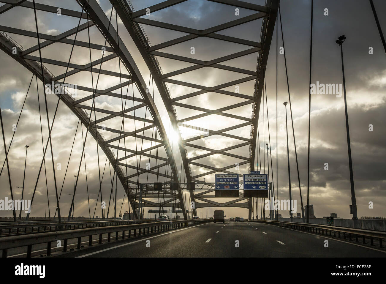 Niederlande, Rotterdam, Van Brienenoord Brücke über Fluss Nieuwe Maas Stockfoto