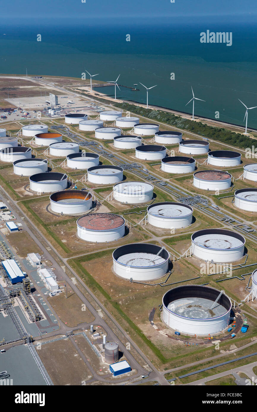 Niederlande, Rotterdam, Hafen von Rotterdam. Maasvlakte II, zwei Öl-Lagerung. Luftbild Stockfoto