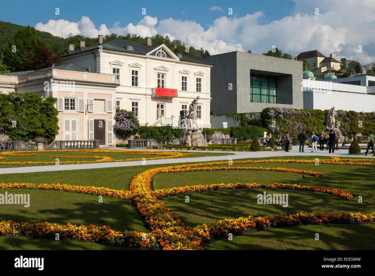 Gebäude der Universität Mozarteum im Mirabell Garten, das historische Zentrum der Stadt Salzburg Stockfoto