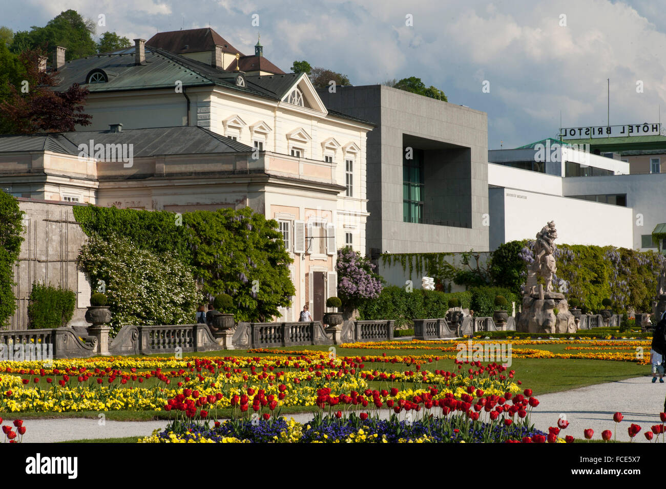 Gebäude der Universität Mozarteum im Mirabell Garten, das historische Zentrum der Stadt Salzburg Stockfoto
