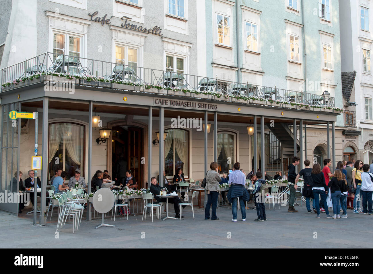Café Tomaselli, das historische Zentrum der Stadt Salzburg, ein UNESCO-Weltkulturerbe, Österreich Stockfoto