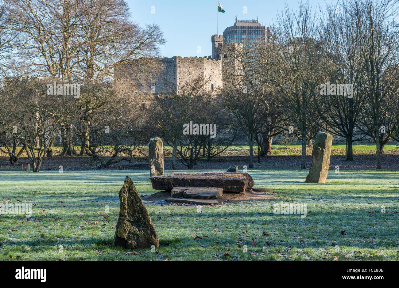 Cardiff Castle Keep von Bute Park, Stadtzentrum von Cardiff, Südwales, eine klare und frostigen Wintermorgen zeigt Gorsedd Steinen Stockfoto