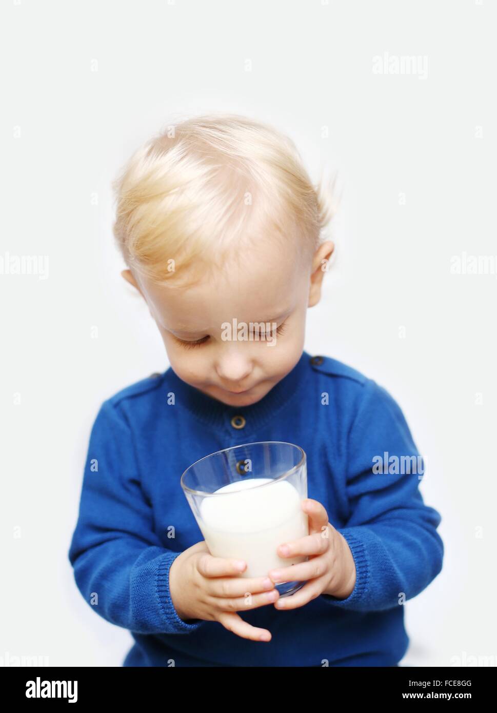 2 Jahre alter Junge, ein Glas Milch trinken Stockfoto