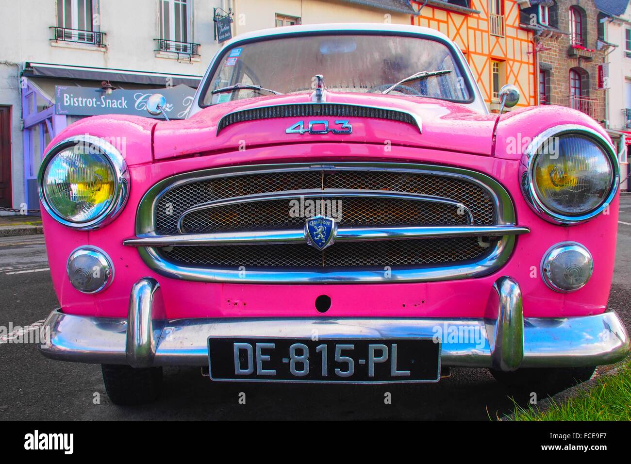 Frankreich-Bretagne-Vintage Auto-Peugeot ausserdem 1960 - in Cancale. Stockfoto