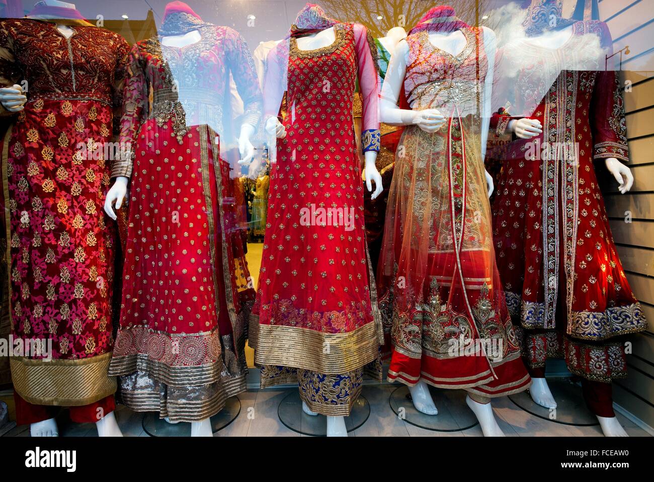 Ausgefallene indische Kleider in einem indischen Laden in Bethnal Green  Road, East London, England, UK, Europa Stockfotografie - Alamy