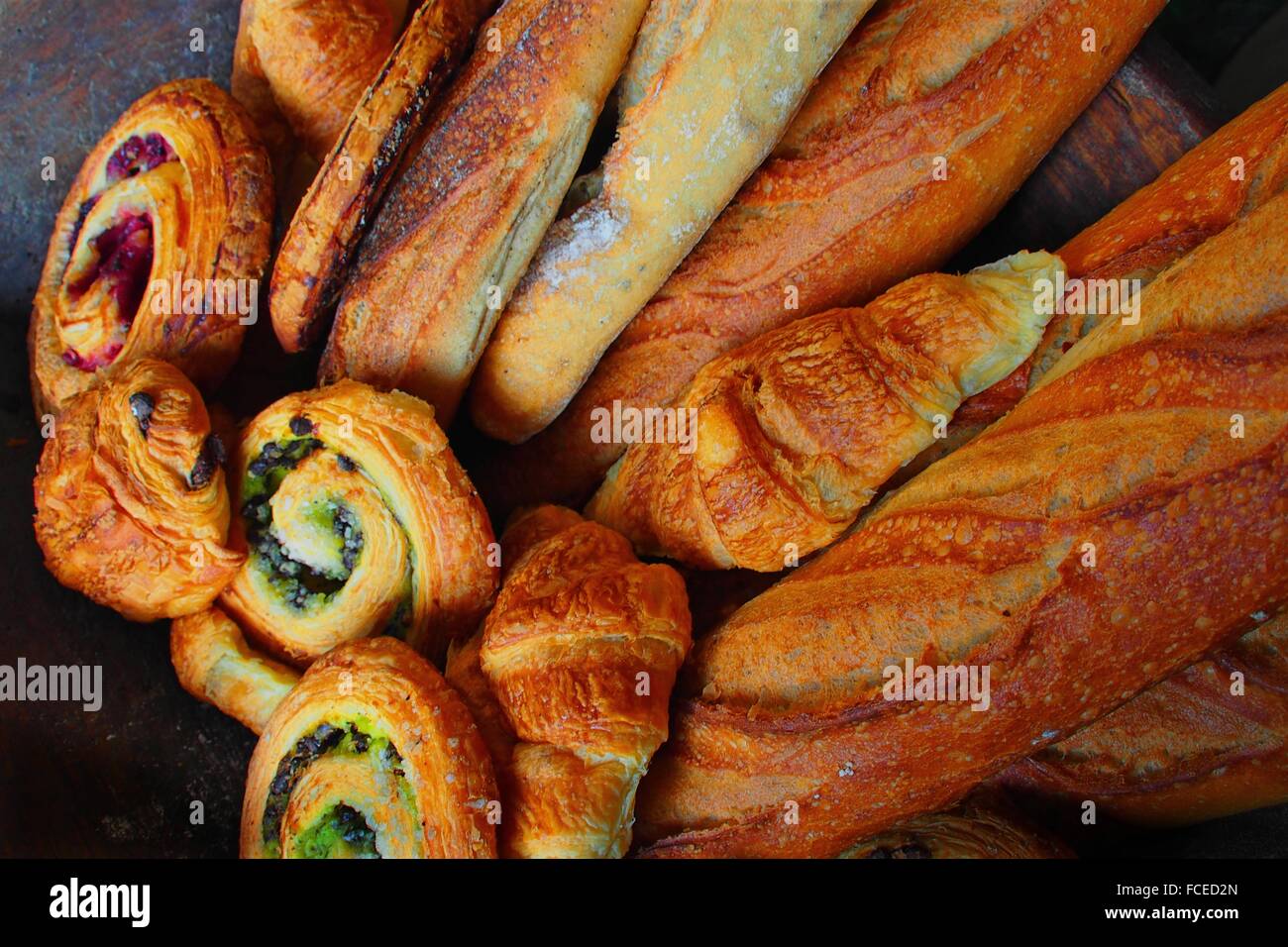 Feingebäck (Schmerzen au Rosinen, au Framboises) und ´baguettes´ Brot, Gironde, Aquitanien, Frankreich Stockfoto