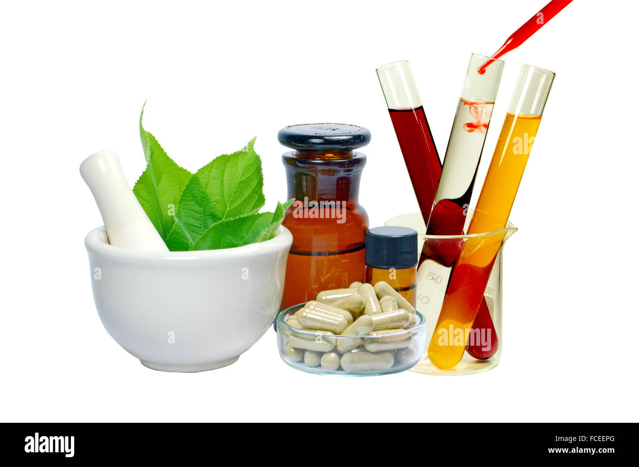 Kräutermedizin Produkte und Medizin Grinder isoliert auf weißem Hintergrund in der Medizin vom Naturprodukt Konzept. Stockfoto