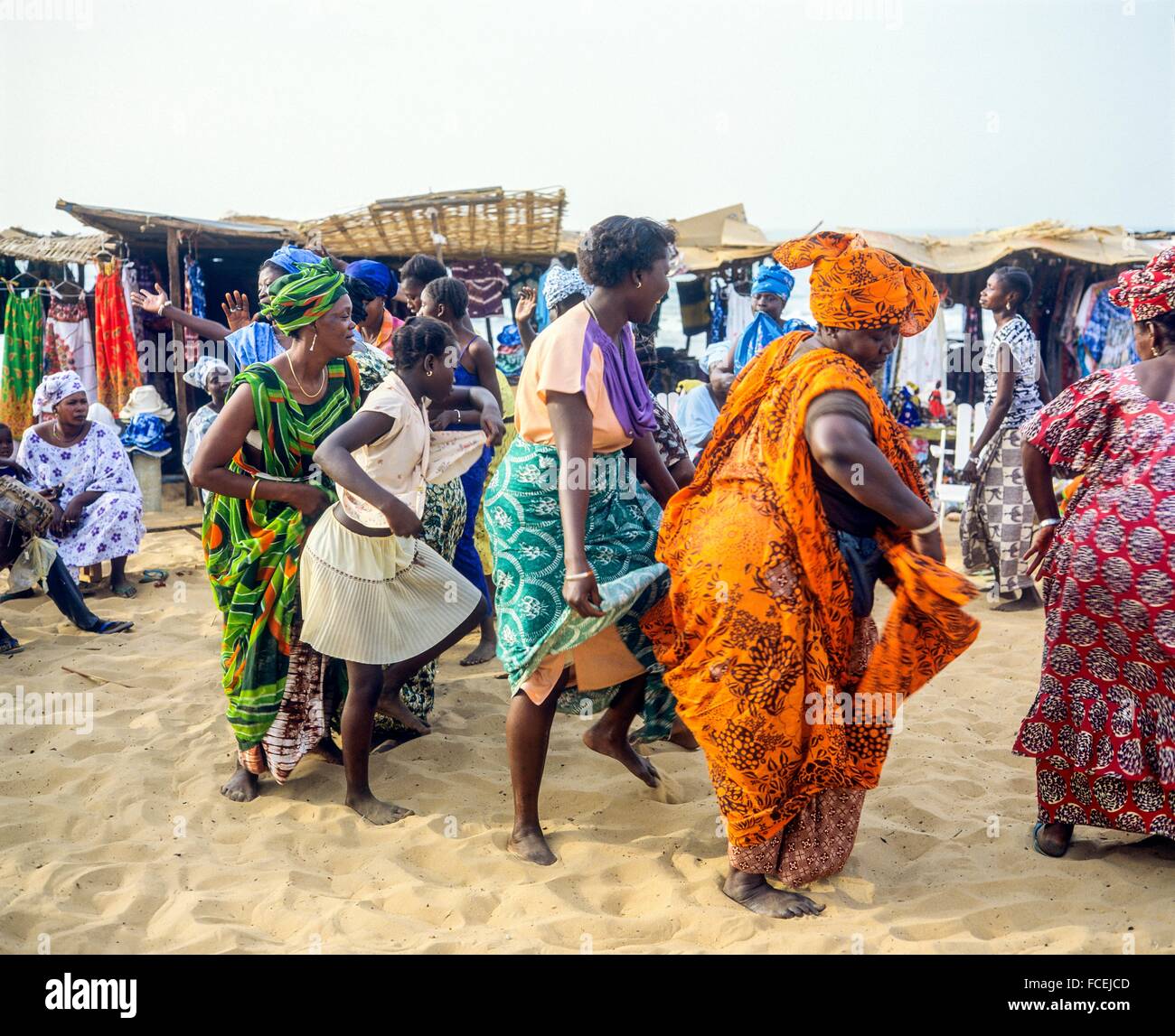 Gambische Frauen tanzen, Kotu Beach, Gambia, Westafrika Stockfotografie