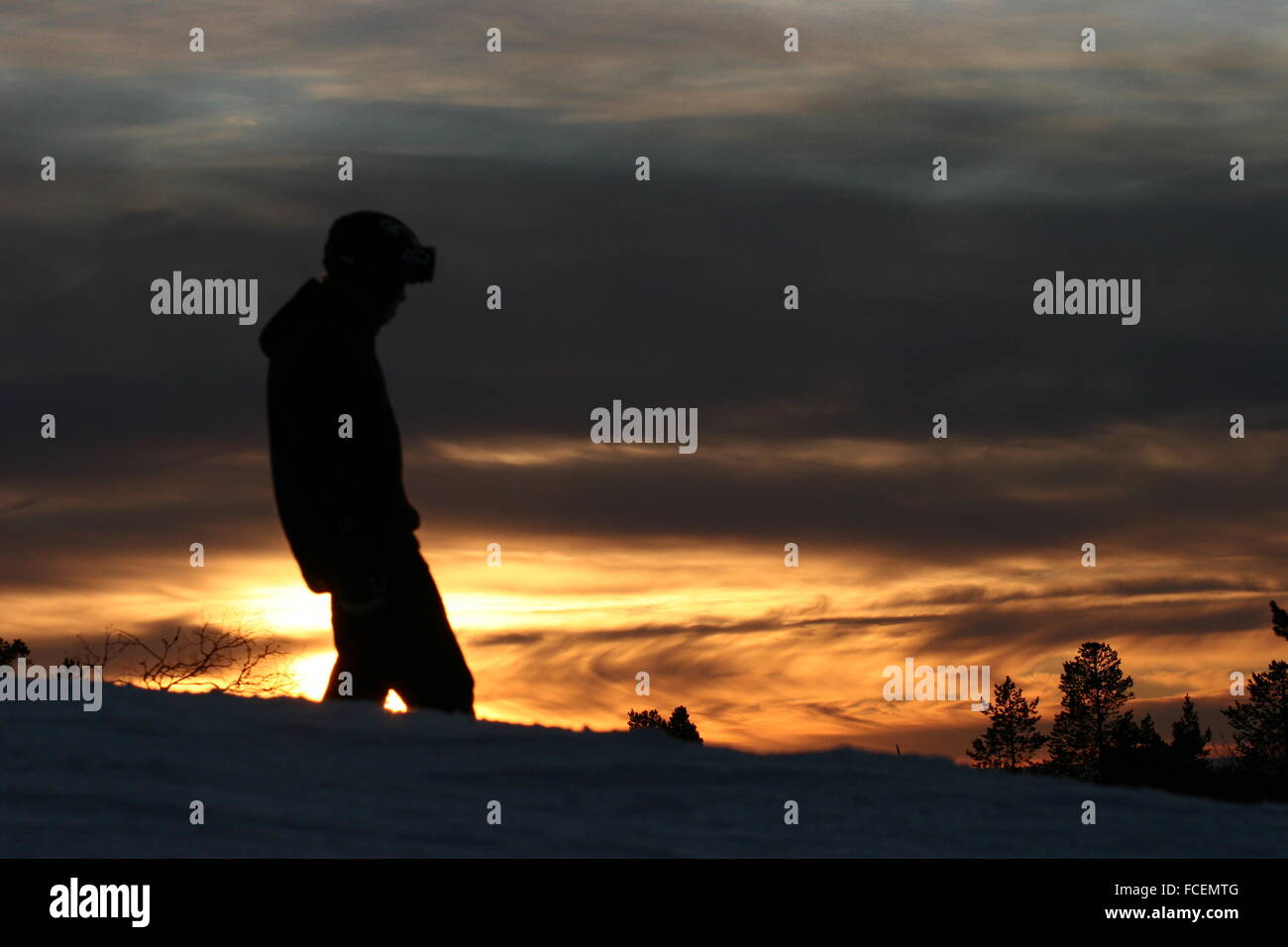Silhouette des Gehens Mann bei Sonnenuntergang Stockfoto