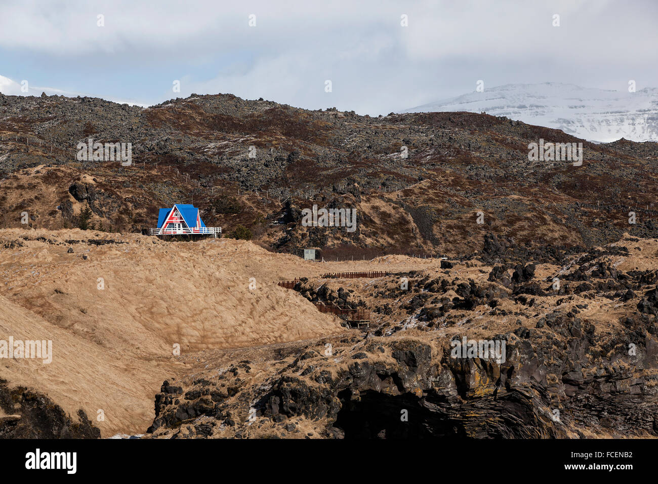 Einsames bunten Haus in den Bergen, Island Stockfoto
