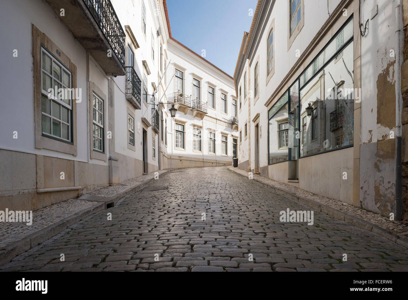 Straße in der historischen Altstadt von Faro an der Algarve, Portugal Stockfoto