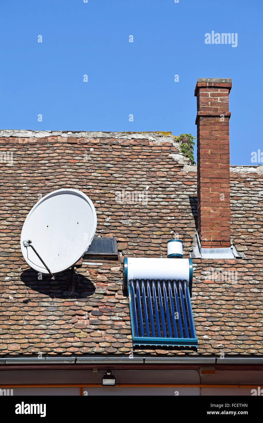 Hausdach mit Antenne und Solar-panel Stockfoto