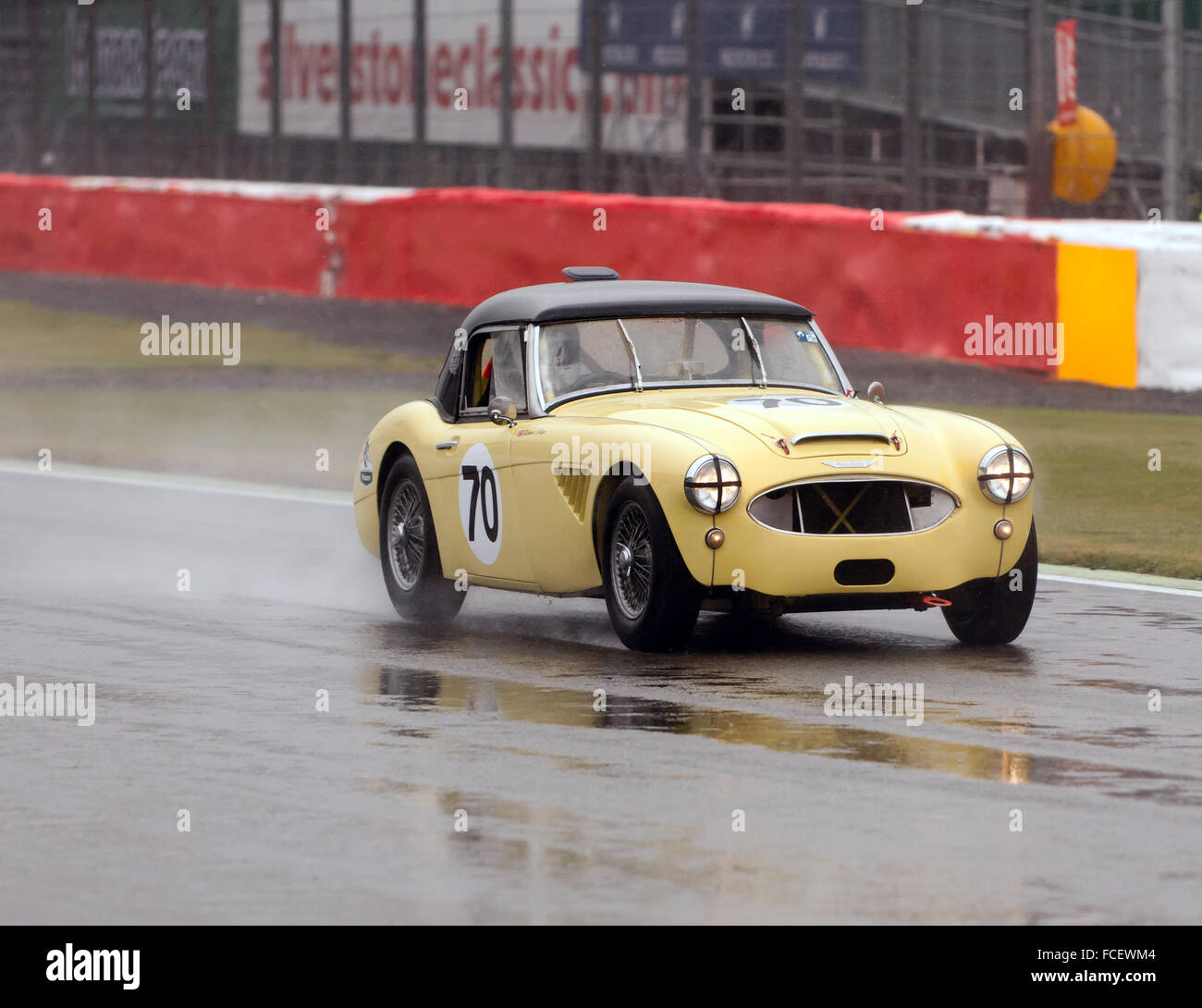 Ein Austin Healy 3000, Qualifikation im Regen für die Jet Schlacht von Großbritannien Trophy, bei der Silverstone Classic 2015. Stockfoto