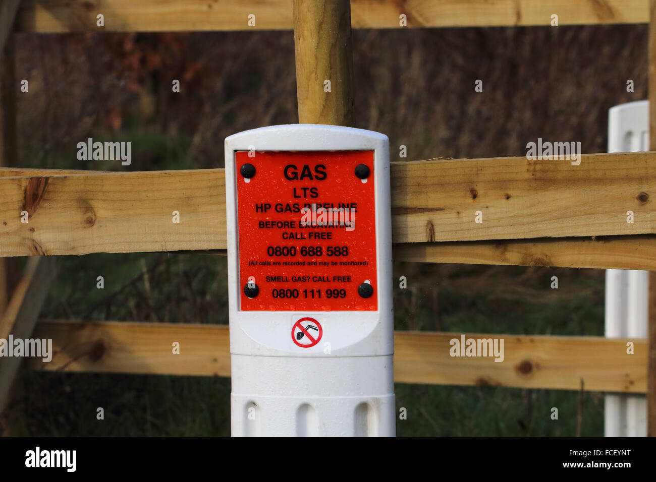 Warnzeichen und Zaun Alarmierung Menschen darauf hin, dass ein hoher Druck gas-Rohr unter der Erde begraben Stockfoto