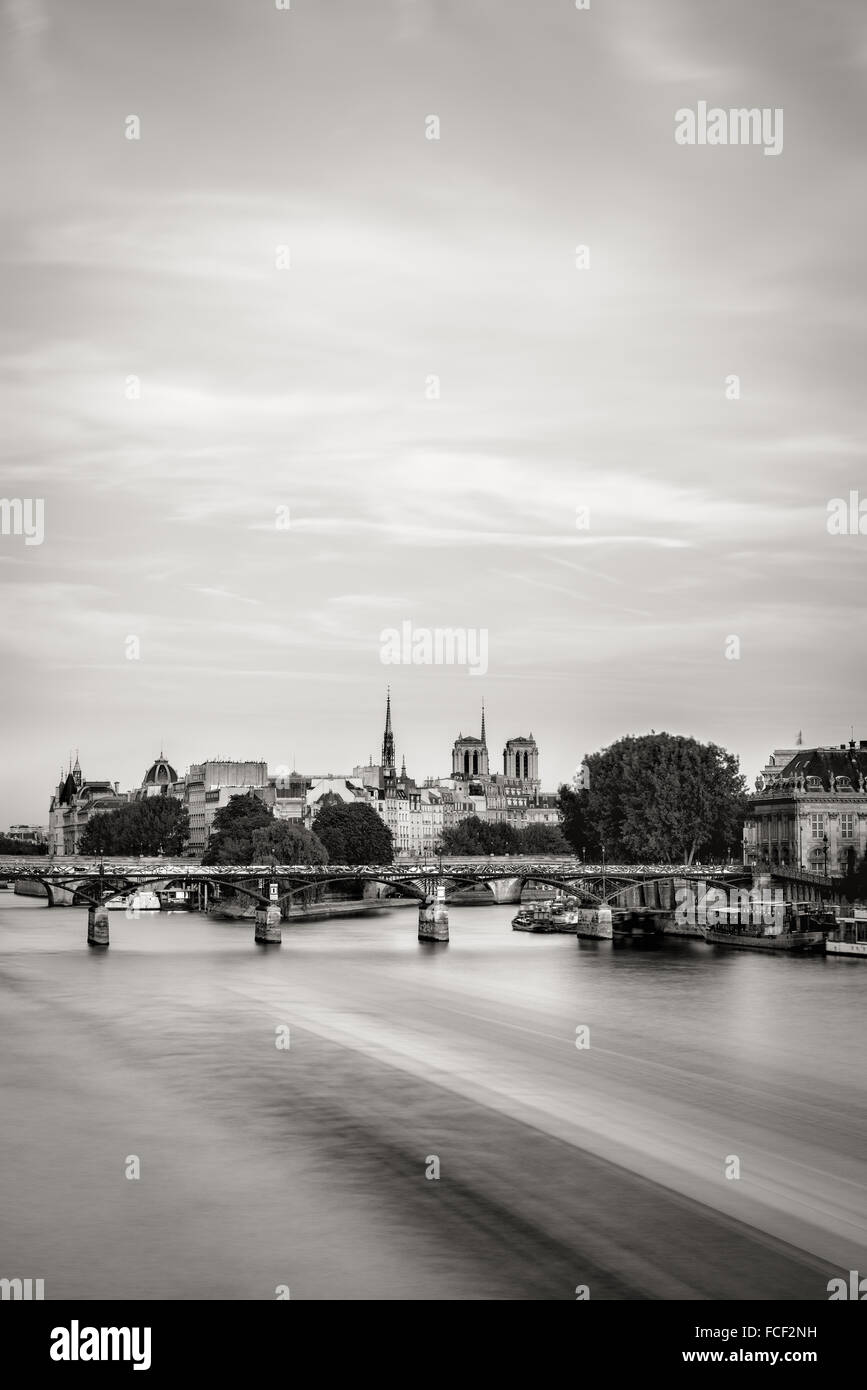 & Schwarz-weiß Sicht auf Île De La Cité und Pont des Arts mit den beiden Türmen der Kathedrale Notre Dame de Paris. Paris, Frankreich Stockfoto