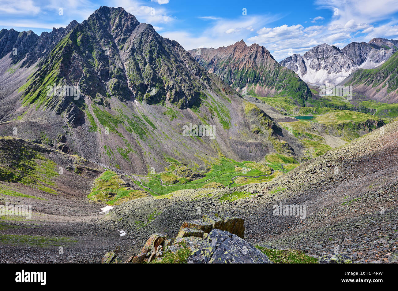 Berg und Tal des Baches in den sibirischen Alpen. Ost-Sibirien. Russland Stockfoto