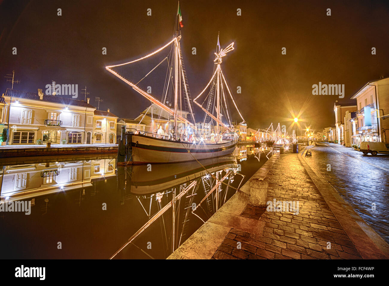 Nachtansicht der Weihnachtsbeleuchtung und Dekorationen und marine Krippe, Weihnachten Krippenfiguren auf schwimmenden Boote in Italien Stockfoto