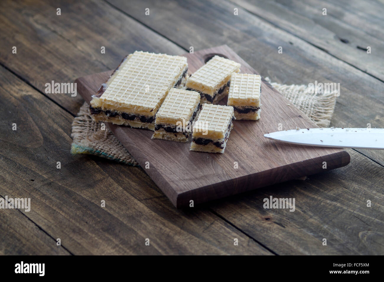 Waffel-Kuchen mit Schokolade auf Holzbrett, Nahaufnahme Stockfoto