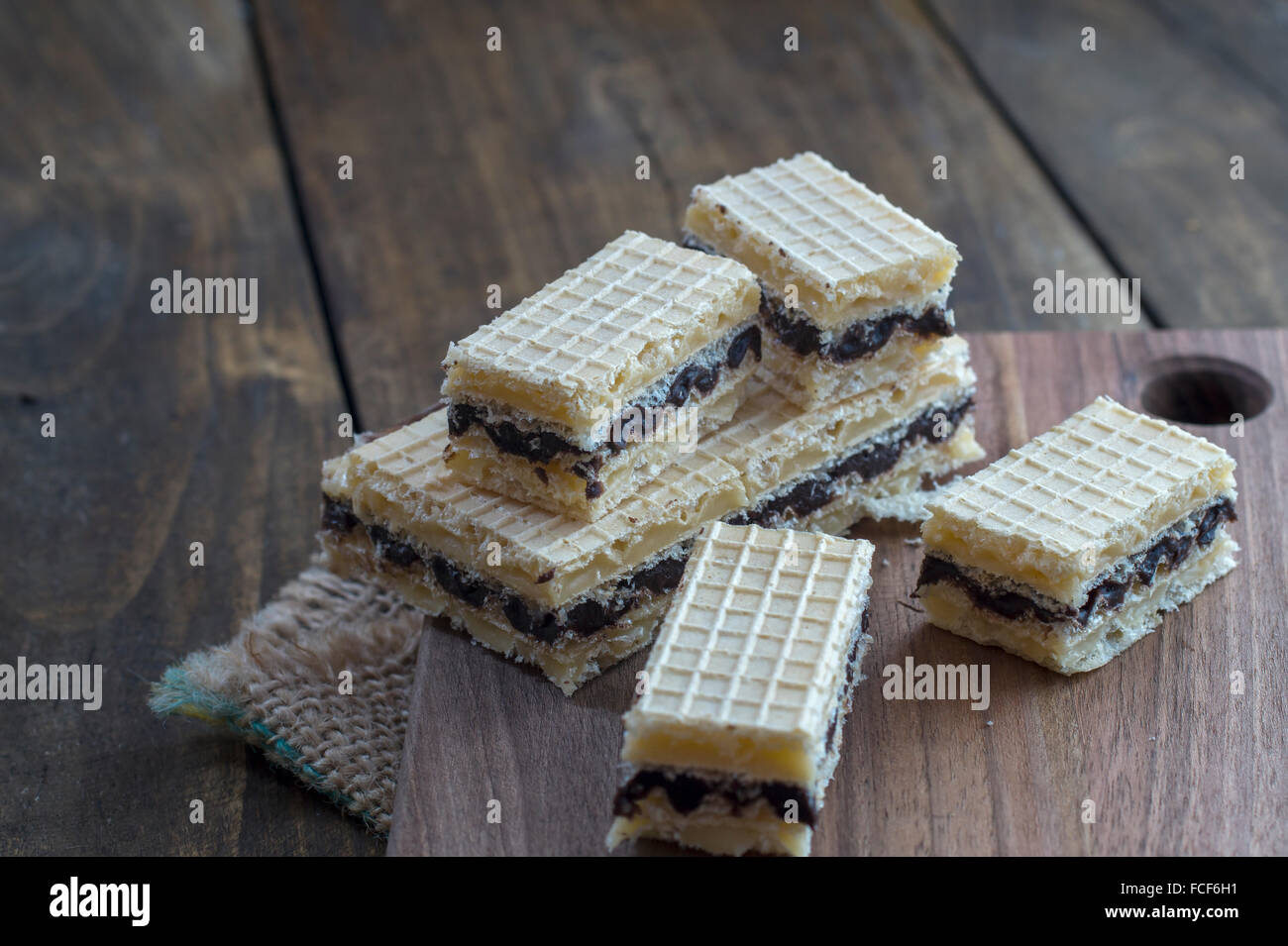 Waffel-Kuchen mit Schokolade auf Holzbrett, Nahaufnahme Stockfoto