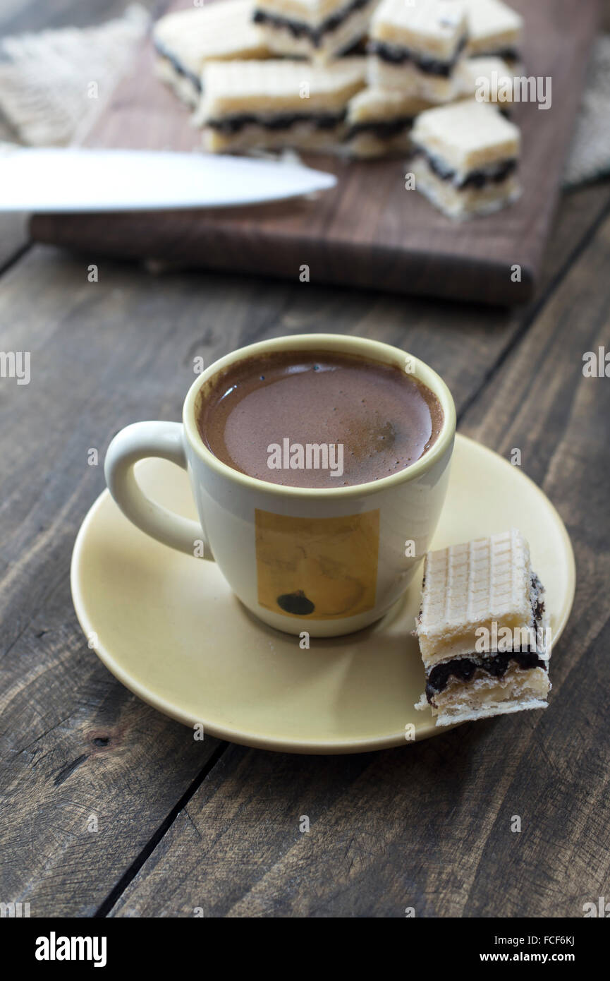 Waffel-Kuchen mit Schokolade und Kaffee am Tisch Stockfoto