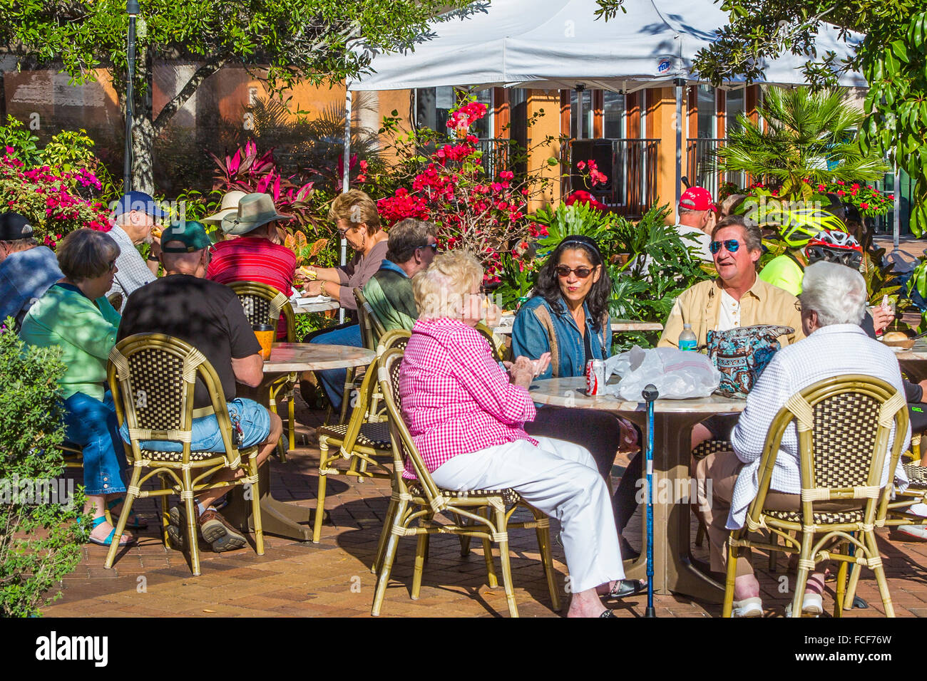 Café im Freien in Sarasota Samstagmorgen Farmers Market gegründet 1979 in Sarasota Florida Stockfoto