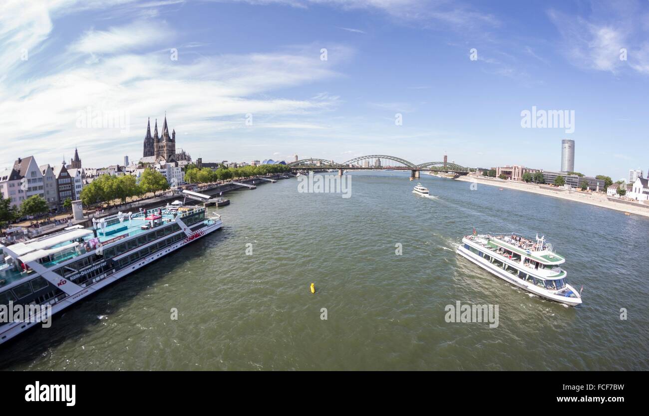 Deutschland: Köln am Rhein von Deutzer Brücke aus gesehen. Foto vom 18. Juli 2015. Stockfoto