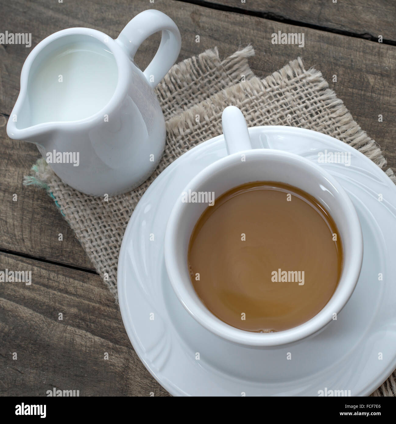 Tasse Kaffee und Milch auf Holztisch von oben Stockfoto