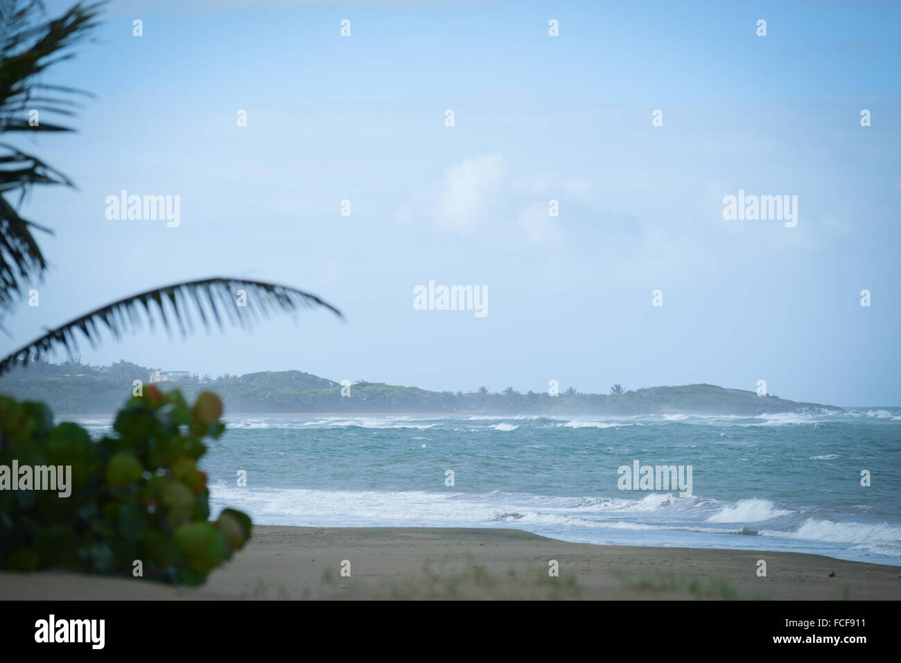 Dorado Beach an einem Tag bewölkt und windig. Dorado, Puerto Rico. Karibik-Insel. US-Territorium. Stockfoto