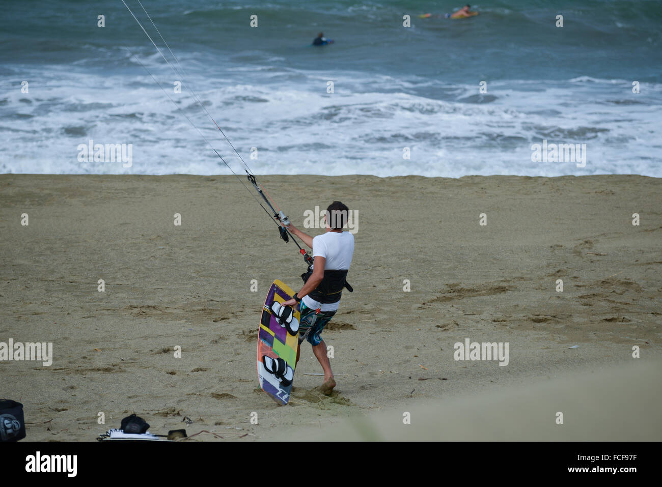 Männliche Kitesurfer immer bereit. Dorado, Puerto Rico. Karibik-Insel. US-Territorium. Stockfoto