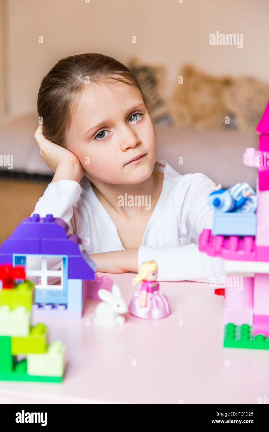 6 Jahre altes Mädchen spielen in ihrem Schlafzimmer. Stockfoto