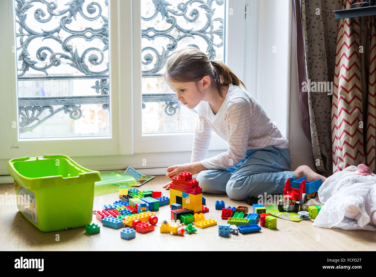 6 Jahre altes Mädchen spielen in ihrem Schlafzimmer. Stockfoto