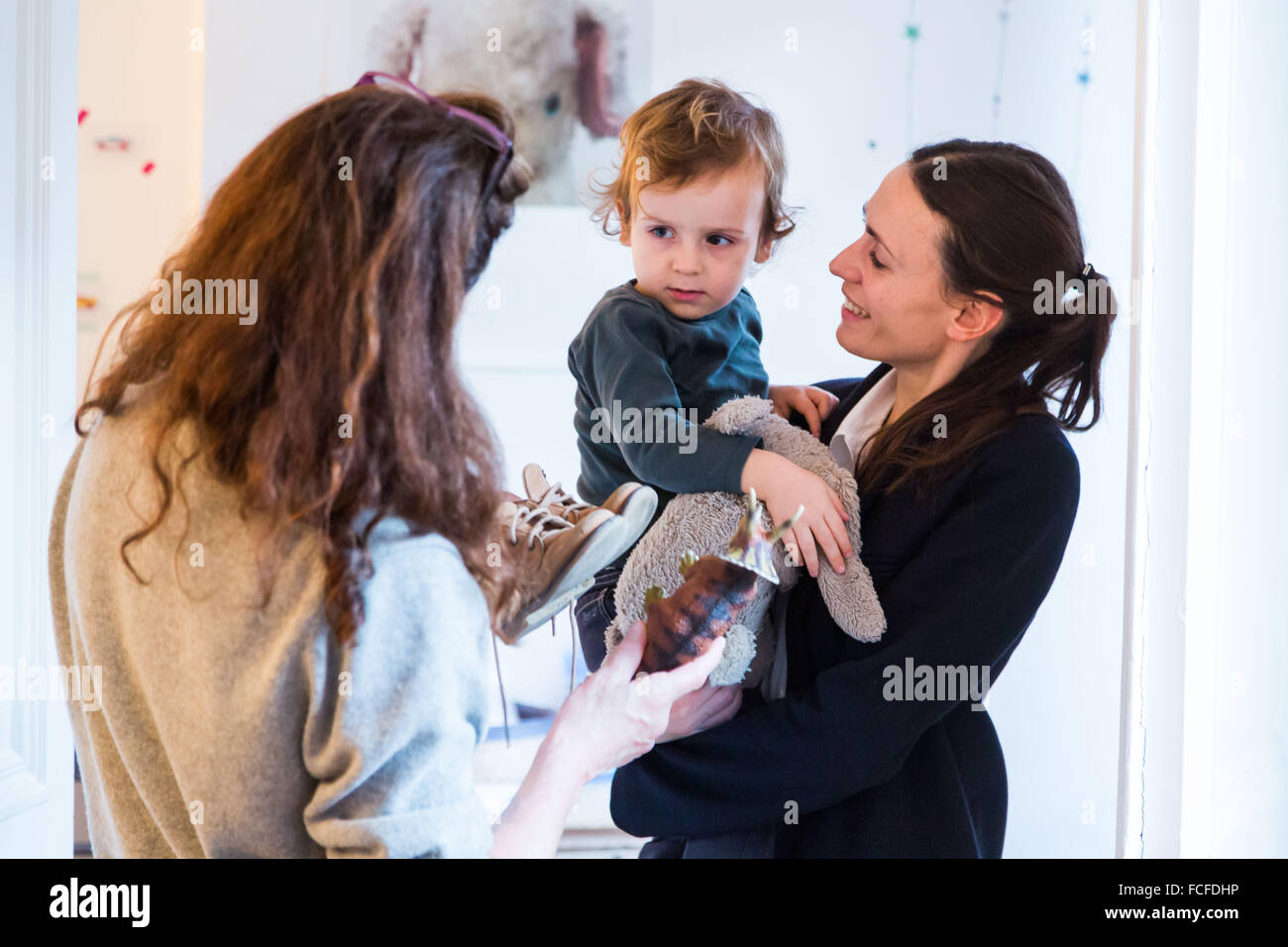 Eine Mutter nimmt ihr 2 Jahr altes Baby Boy, Baby Bezugsperson. Stockfoto