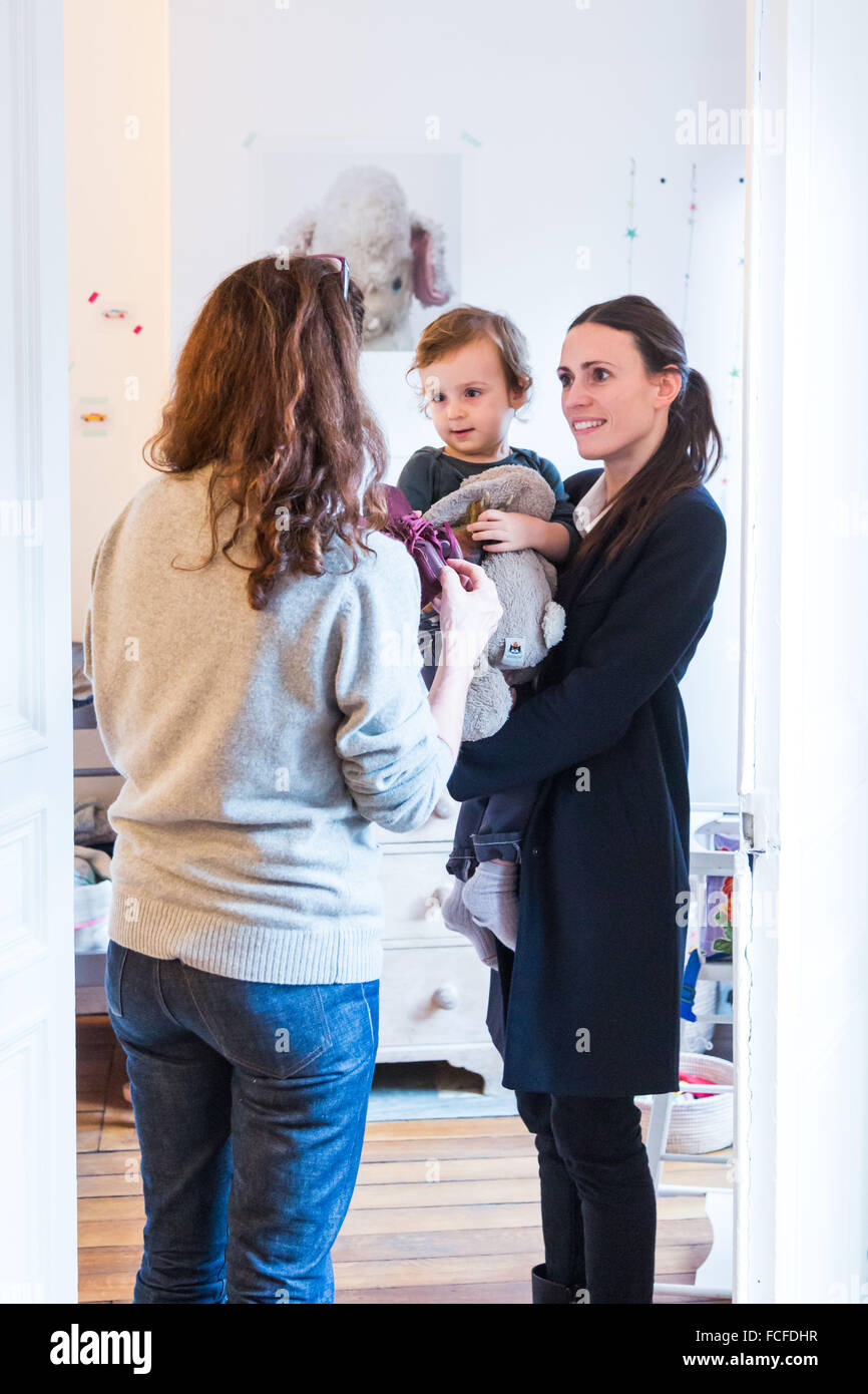 Eine Mutter nimmt ihr 2 Jahr altes Baby Boy, Baby Bezugsperson. Stockfoto