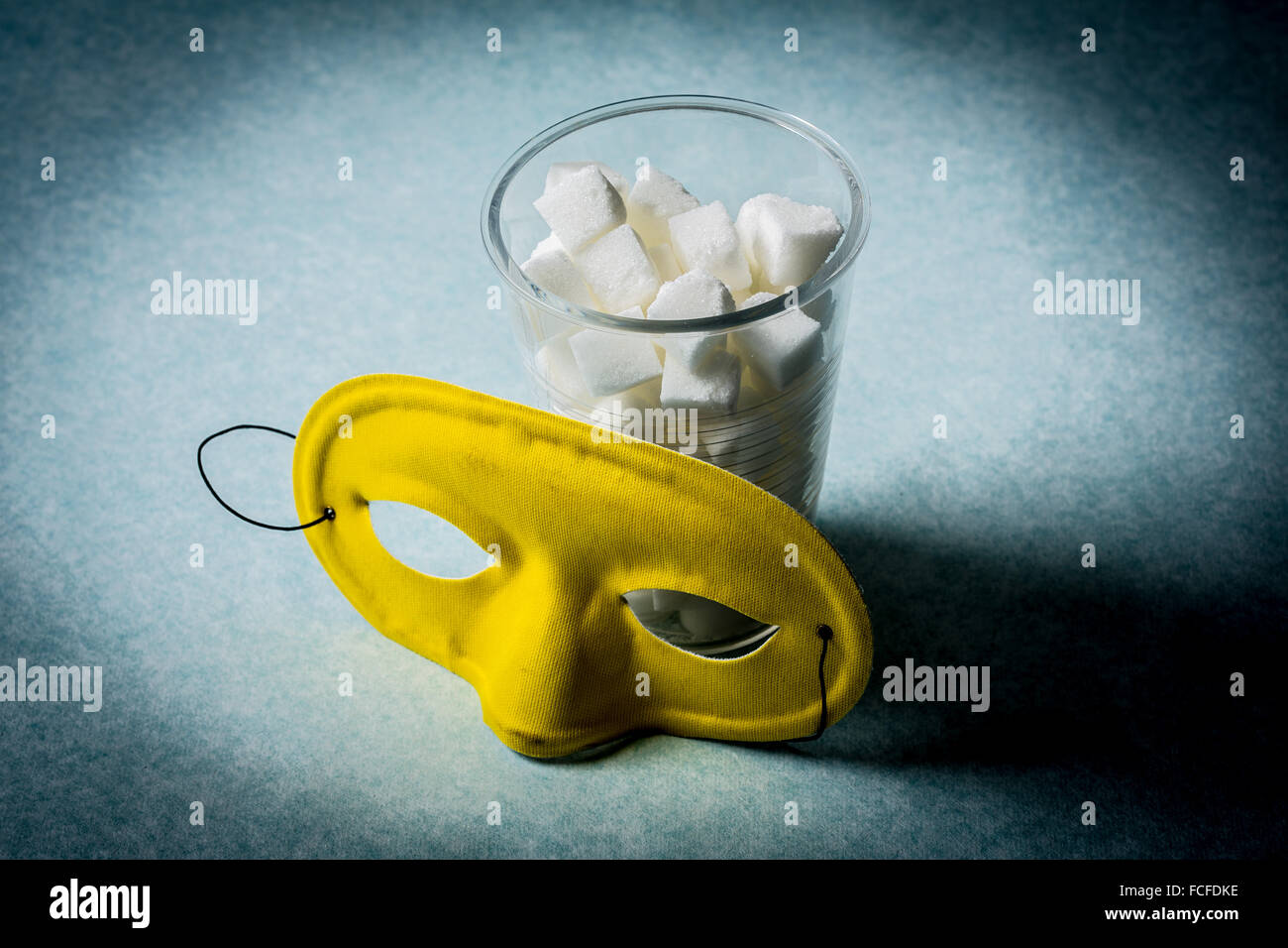 Konzeptbild über die versteckten Zucker in Lebensmitteln und Getränken. Stockfoto