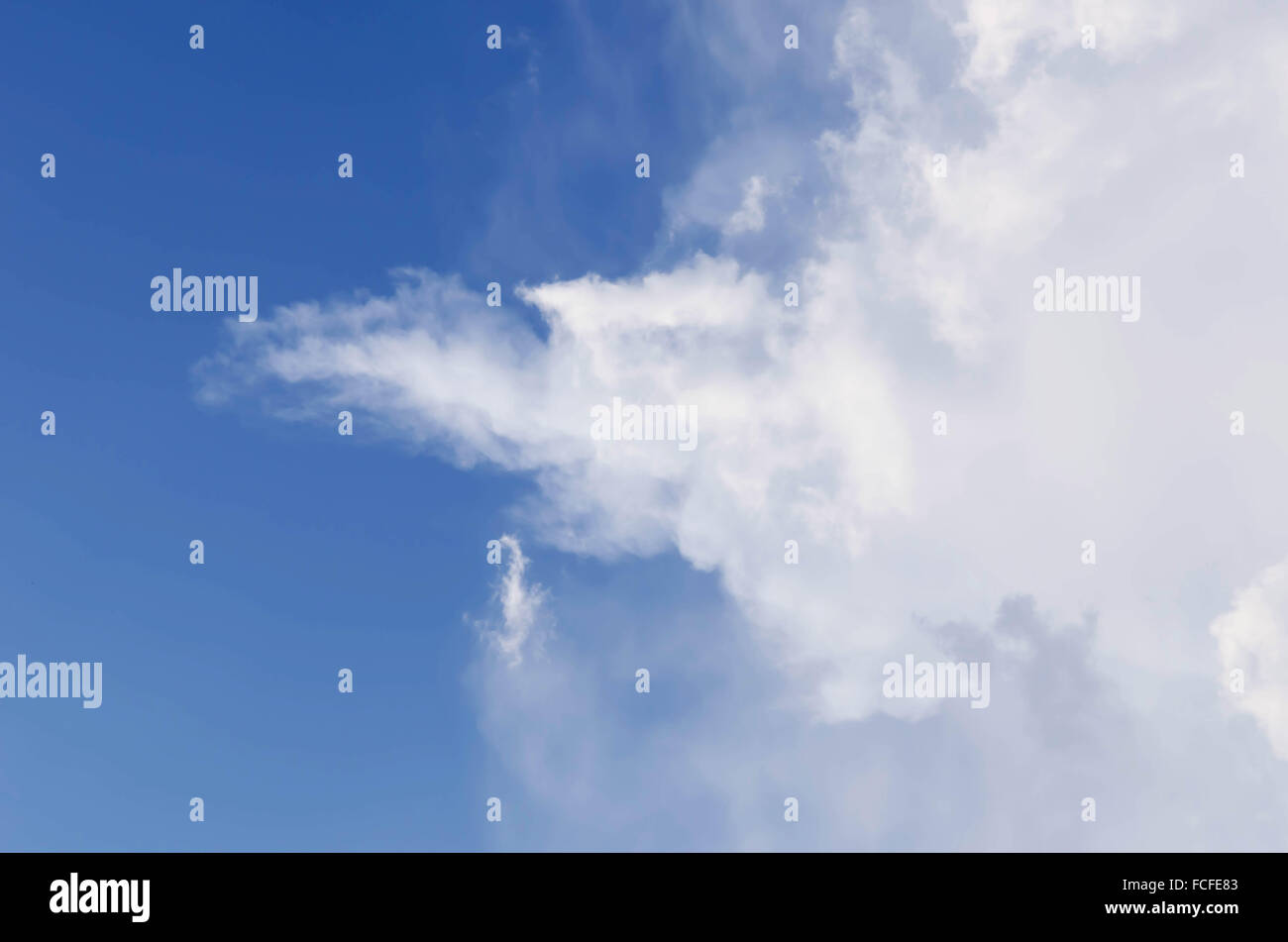 weiße Wolken im blauen Himmelshintergrund Stockfoto