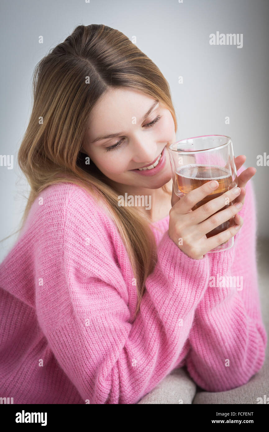 Frau trinken Heißgetränk. Stockfoto