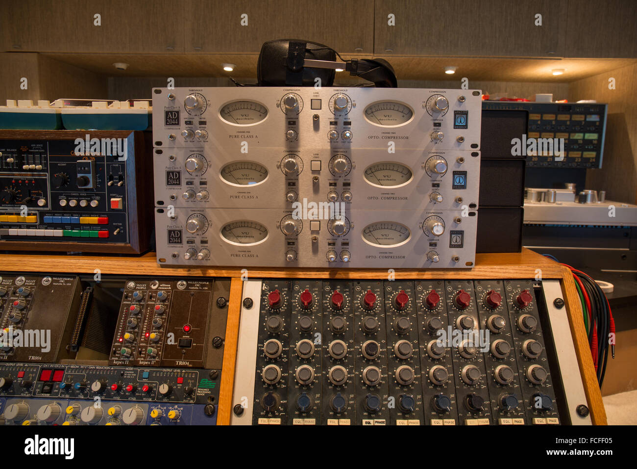 auf der Oberseite ein Effekte-Rack in einem Musikstudio Stockfoto