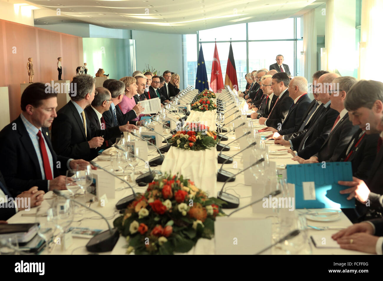 Berlin, Deutschland. 22. Januar 2016. Die Delegierten haben Platz für das Mittagessen während der deutsch-türkischen Regierungskonsultationen im deutschen Bundeskanzleramt in Berlin am 22. Januar 2016 genommen. Deutschland und der Türkei als wichtige Akteure in der größten Migrationskrise zu Rock Europa seit dem zweiten Weltkrieg entstanden, und beide Parteien versuchen, fahren eine harte Übereinkunft bei den Gesprächen zwischen den beiden Ländern Schränke. Foto Adam BERRY/dpa Stockfoto