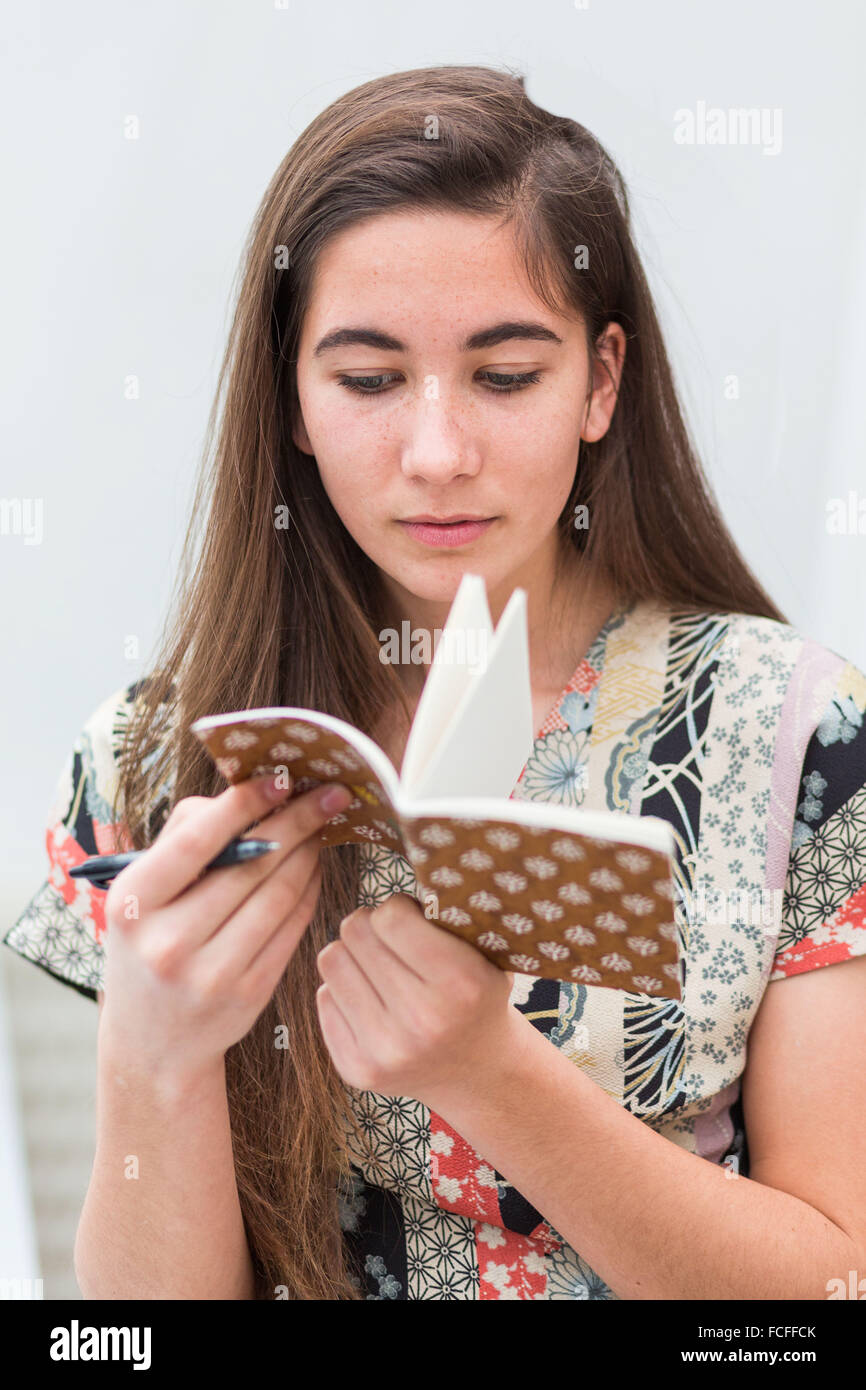 Frau in ein Notizbuch schreiben. Stockfoto