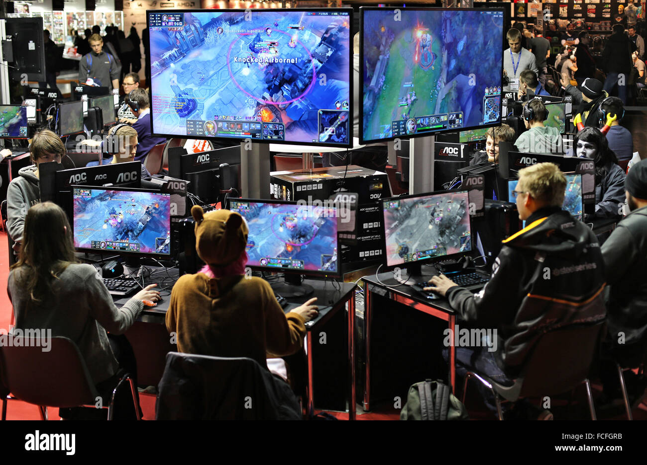 Computer mit Computer-Spieler sitzen Sie auf dem Computer Spiel Festival "DreamHack" in Leipzig, Deutschland, 22. Januar 2016. Die Leipziger Messe veranstaltet die eSports-Event zum ersten Mal, nach dem Vorbild des schwedischen Archetyps und das Event läuft vom 22. bis 24. Januar 2016. Als die Premiere von "DreamHack" sehen die eSports-Turnier der internationalen Profi-Teams aus mehr als 20 Ländern in Aktion einschließlich Strategie und Sport-Spiele wie "Counterstrike", "Starcraft II" und "FIFA", wie sie für sechsstellige Preisgeld wetteifern. Das Publikum kann diese Turniere auf große folgen. Stockfoto