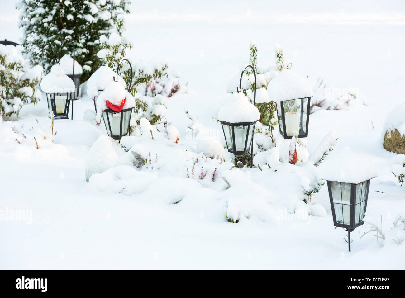 Schneebedeckte Laternen Stand auf einem Friedhof im Winter. Stockfoto