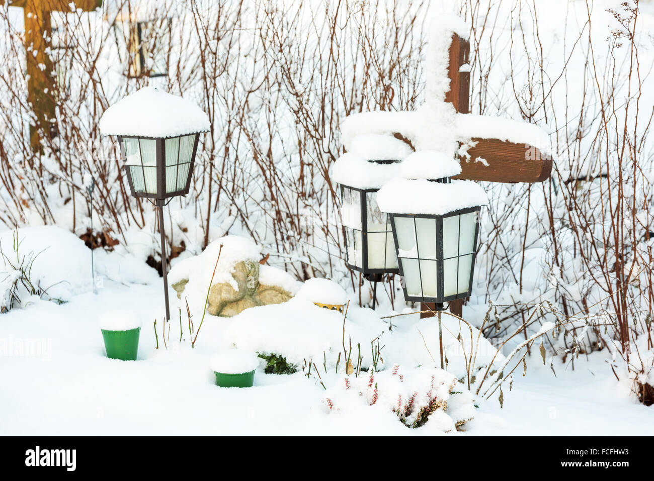 Schneebedeckte Laternen Stand auf einem Friedhof im Winter. Stockfoto