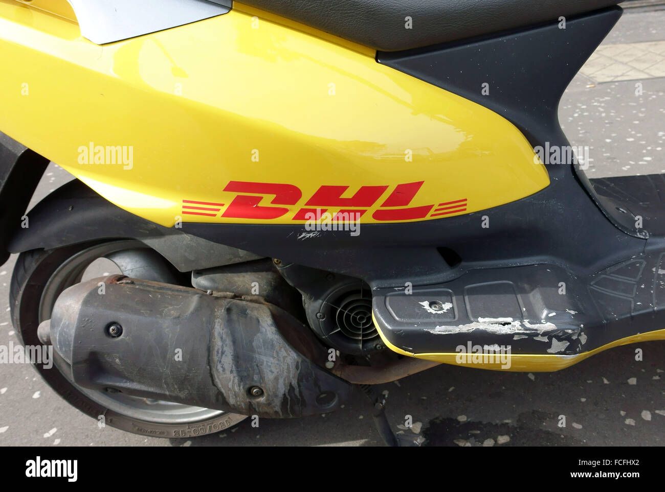 DHL-Firmenlogo auf Lieferung Scooter, Teneriffa, Spanien Stockfoto